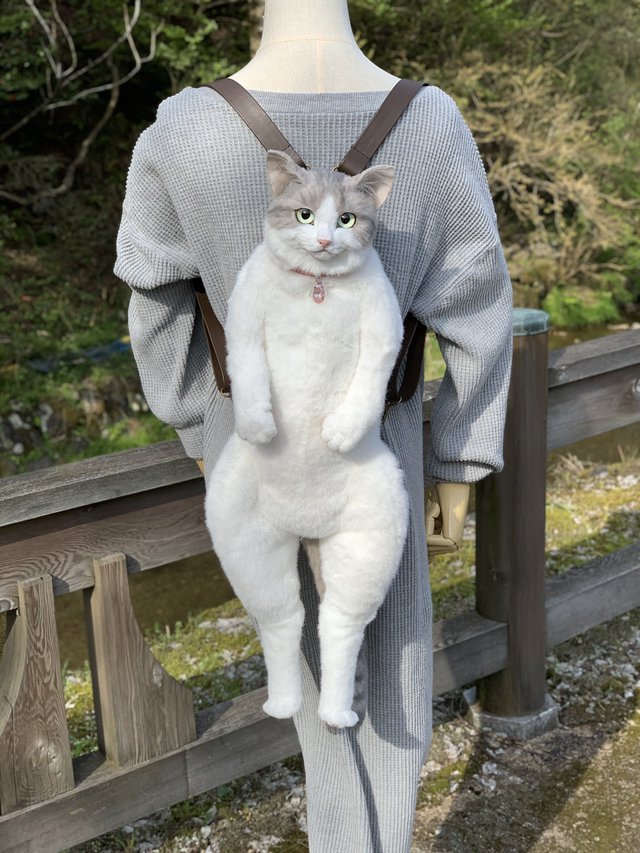 The Japanese are crazy about a backpack that looks exactly like a real cat, priced at more than 1,000 USD - Photo 1.