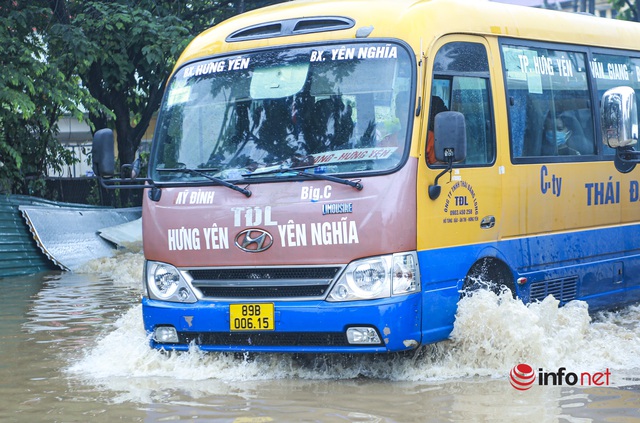 Đại lộ Thăng Long ngập như sông, học sinh chờ cả tiếng trên ô tô chết máy giữa đường - Ảnh 13.