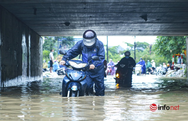 Đại lộ Thăng Long ngập như sông, học sinh chờ cả tiếng trên ô tô chết máy giữa đường - Ảnh 14.