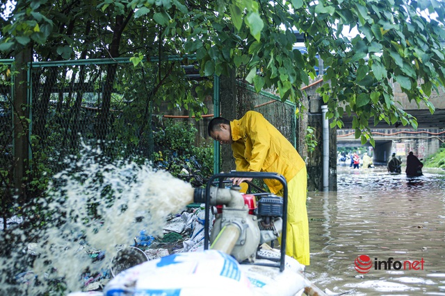 Đại lộ Thăng Long ngập như sông, học sinh chờ cả tiếng trên ô tô chết máy giữa đường - Ảnh 17.