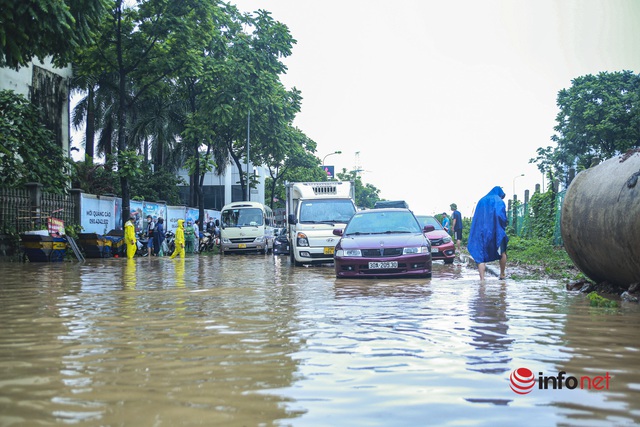 Đại lộ Thăng Long ngập như sông, học sinh chờ cả tiếng trên ô tô chết máy giữa đường - Ảnh 3.