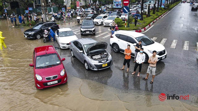 Đại lộ Thăng Long ngập như sông, học sinh chờ cả tiếng trên ô tô chết máy giữa đường - Ảnh 21.