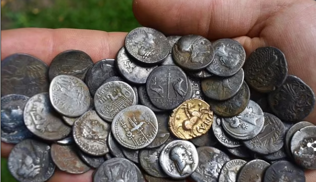   Treasures of hundreds of ancient coins discovered in England - Photo 1.