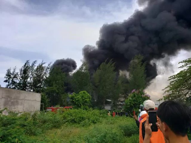 Terrible fire at a garment company, mobilizing police in 2 provinces to put out the fire - Photo 1.