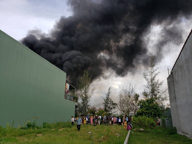 Terrible fire at the garment company, mobilizing the police of 2 provinces to put out the fire - Photo 2.