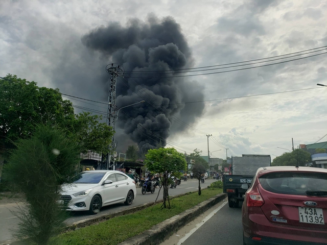 Terrible fire at the garment company, mobilizing the police of 2 provinces to put out the fire - Photo 6.