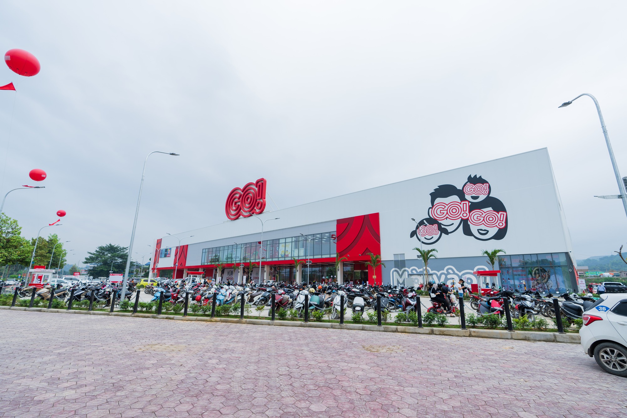 Cận cảnh đại siêu thị đầu tiên ở Lào Cai: Tổng diện tích 30.000m2, 300 tỷ đồng vốn đầu tư, 1/3 gian hàng đến từ doanh nghiệp địa phương - Ảnh 1.