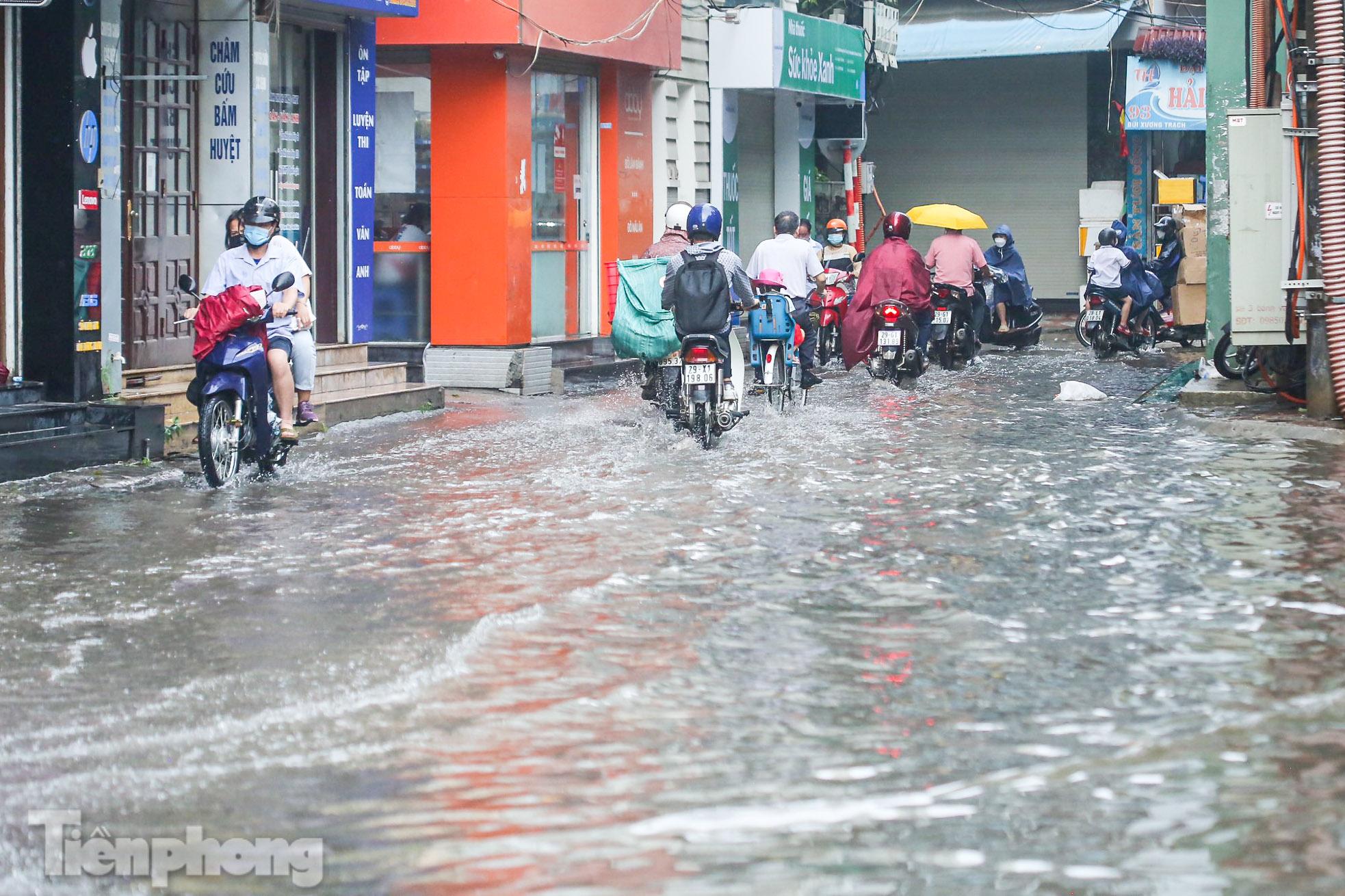 Phố phường Hà Nội ngập trong biển nước chỉ sau 20 phút mưa rào - Ảnh 14.