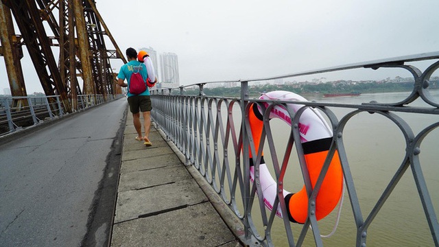 Chiến binh vượt qua thử thách bơi 10km trên sông Hồng lý giải vì sao cha mẹ nên cho con đi học bơi sinh tồn - Ảnh 1. Chiến binh vượt qua thử thách bơi 10km trên sông Hồng lý giải vì sao cha mẹ nên cho con đi học bơi sinh tồn - Ảnh 1.