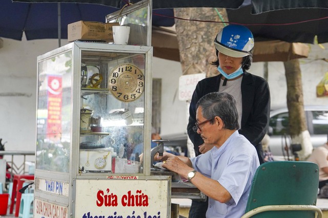 Khuat Duy Tien Street through the nearly 40-year career journey of an old watch repairman - Photo 6.