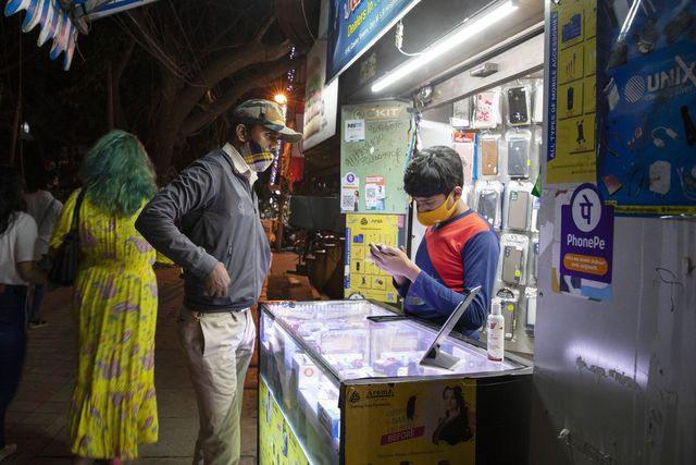 India: Digital payments boom, beggars receive twice as much money when using QR codes - Photo 1.