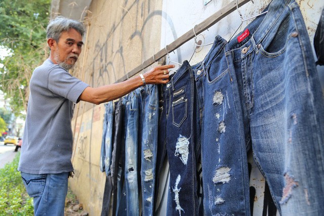   The unique job of tearing jeans on the sidewalks of Ho Chi Minh City - Photo 2.