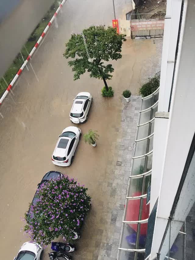 Hà Nội chìm trong biển nước sau trận mưa lớn - Ảnh 2.