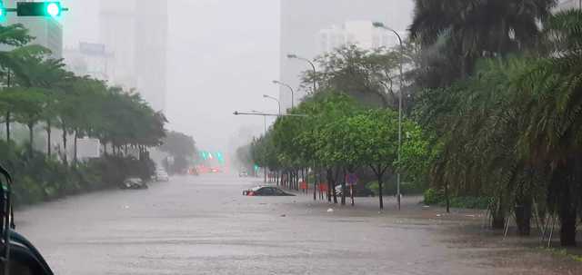 Hà Nội chìm trong biển nước sau trận mưa lớn - Ảnh 11.
