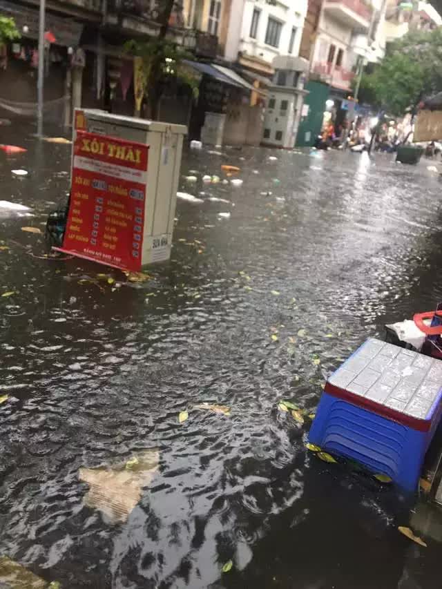 Hà Nội chìm trong biển nước sau trận mưa lớn - Ảnh 12.