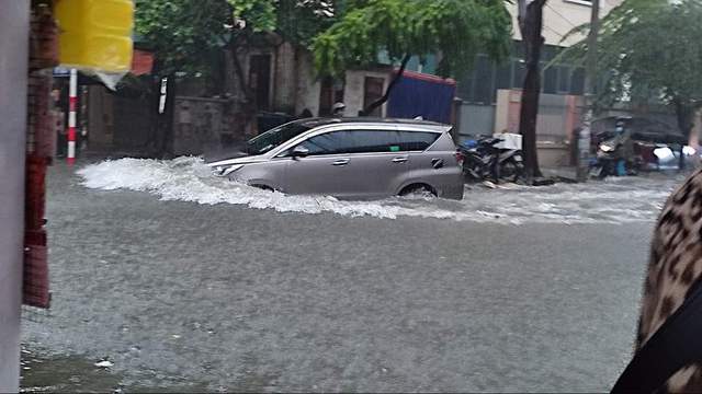 Hà Nội chìm trong biển nước sau trận mưa lớn - Ảnh 13.