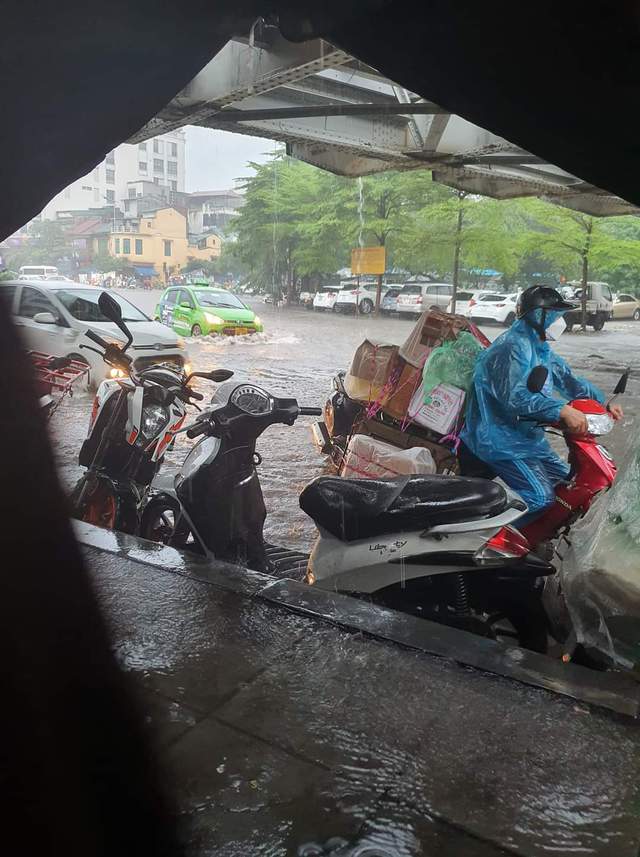 Hà Nội chìm trong biển nước sau trận mưa lớn - Ảnh 14.
