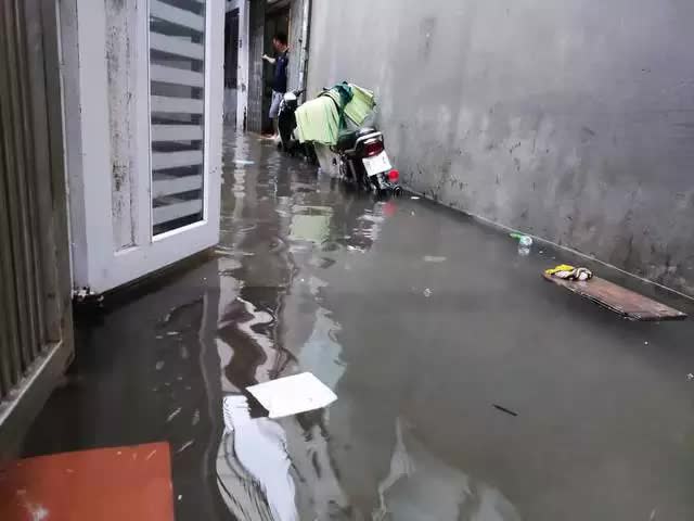 Hà Nội chìm trong biển nước sau trận mưa lớn - Ảnh 16.