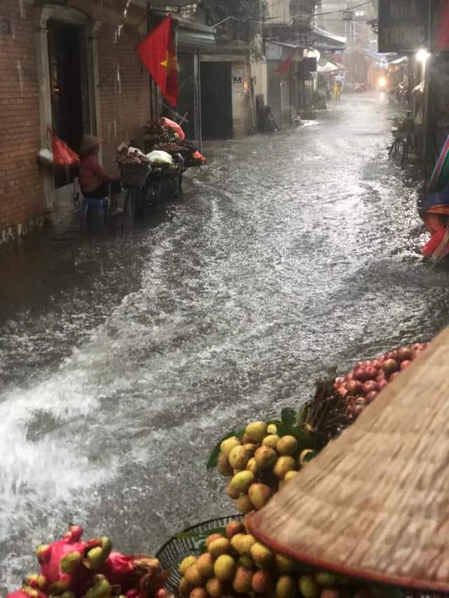 Hà Nội chìm trong biển nước sau trận mưa lớn - Ảnh 17.