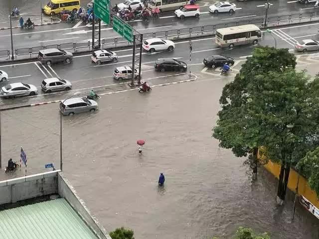 Hà Nội chìm trong biển nước sau trận mưa lớn - Ảnh 18.