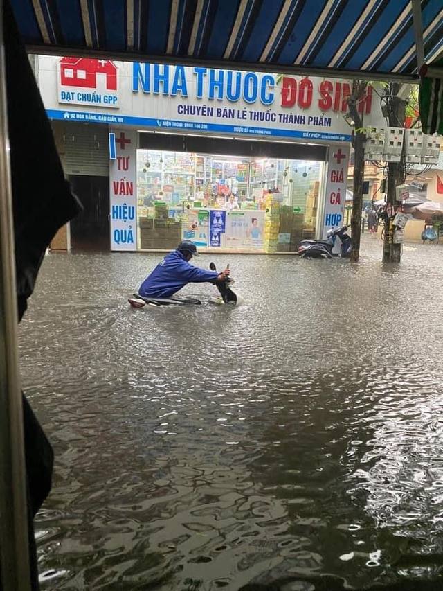 Hà Nội chìm trong biển nước sau trận mưa lớn - Ảnh 4.