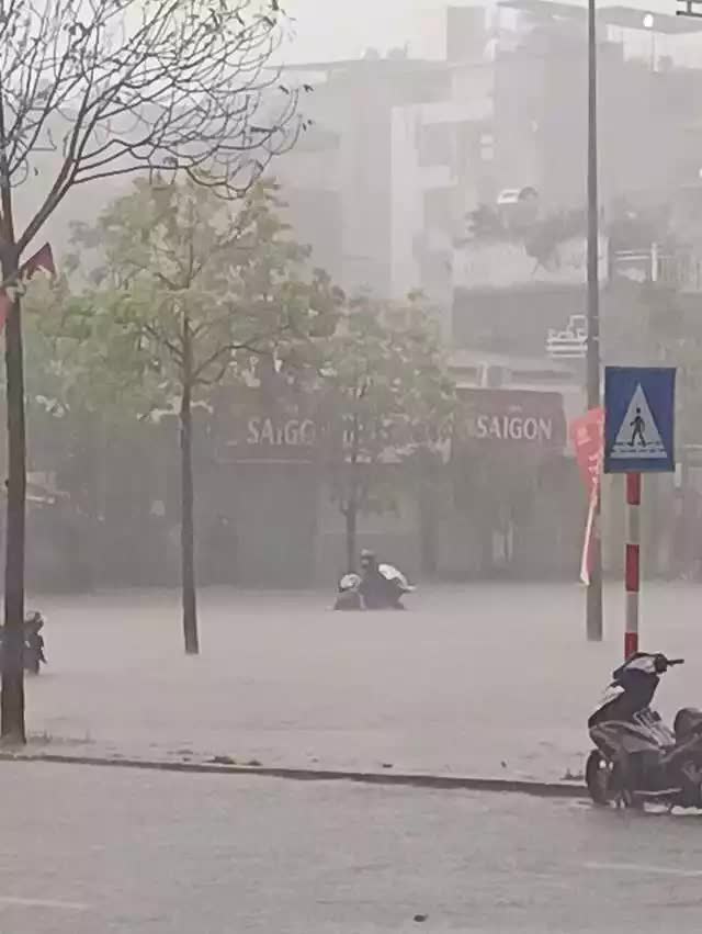 Hà Nội chìm trong biển nước sau trận mưa lớn - Ảnh 6.