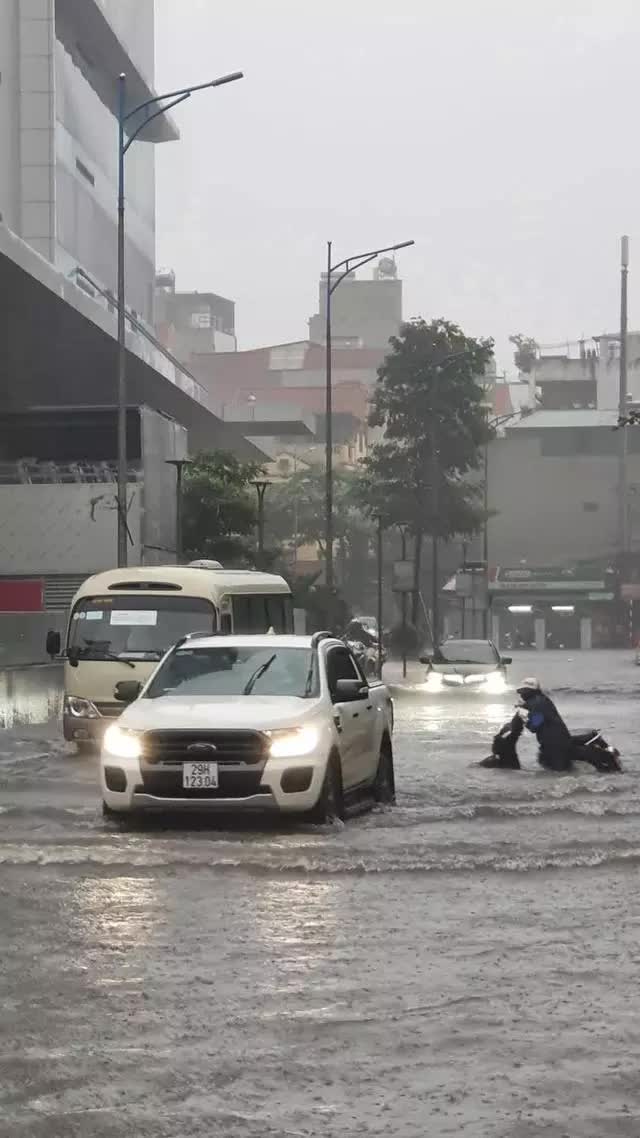 Hà Nội chìm trong biển nước sau trận mưa lớn - Ảnh 7.