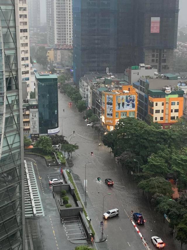 Hà Nội chìm trong biển nước sau trận mưa lớn - Ảnh 8.
