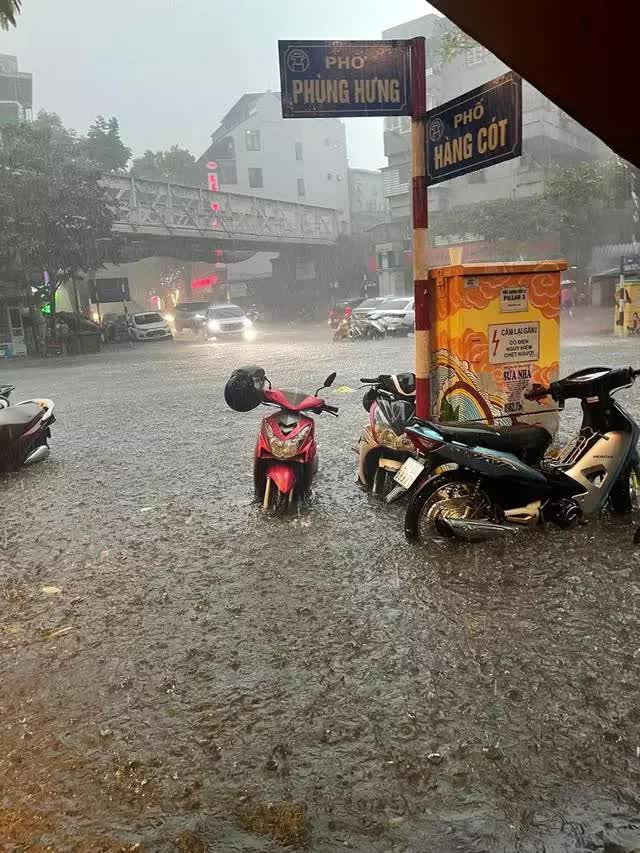 Hà Nội chìm trong biển nước sau trận mưa lớn - Ảnh 9.