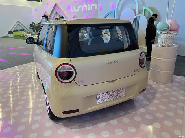 Mini electric cars cause fever because of their 300km travel range, fighting the Chinese electric car king Wuling - Photo 4.