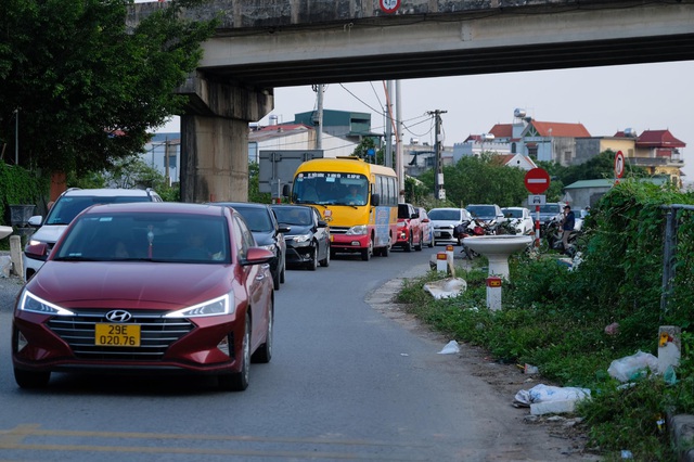 Người dân ùn ùn quay trở lại Hà Nội dù chưa kết thúc kỳ nghỉ lễ vì nỗi sợ tắc đường, giao thông khu vực cửa ngõ ùn ứ - Ảnh 7.