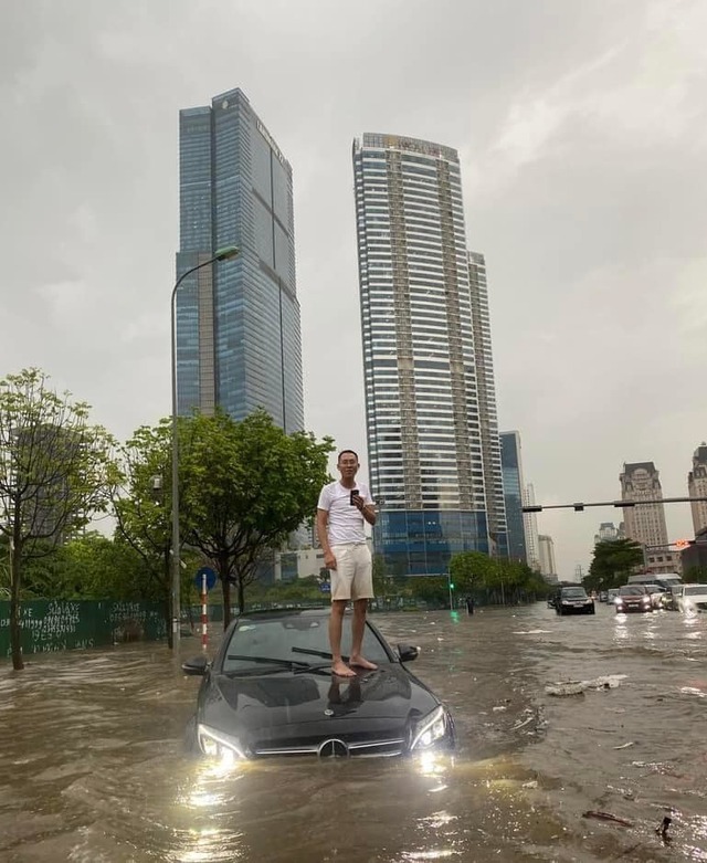 The 'brightest' man on social media after the rain flooded Hanoi: I just bought time, consider it a memorable memory!  - Photo 2.