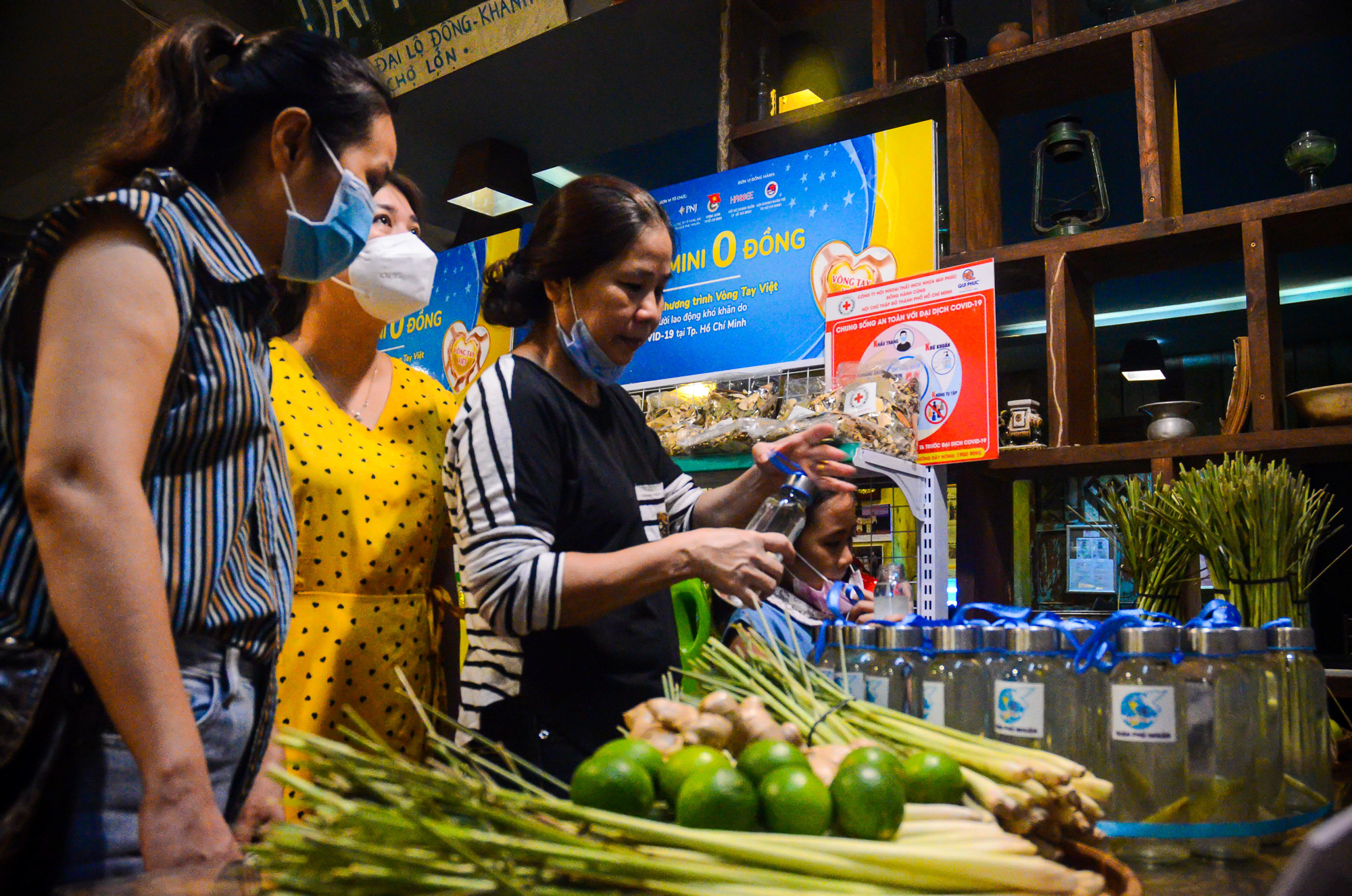 Quán cà phê TP. HCM trở thành nơi lưu giữ hơn 1.500 tư liệu về đại dịch Covid-19 - Ảnh 1.