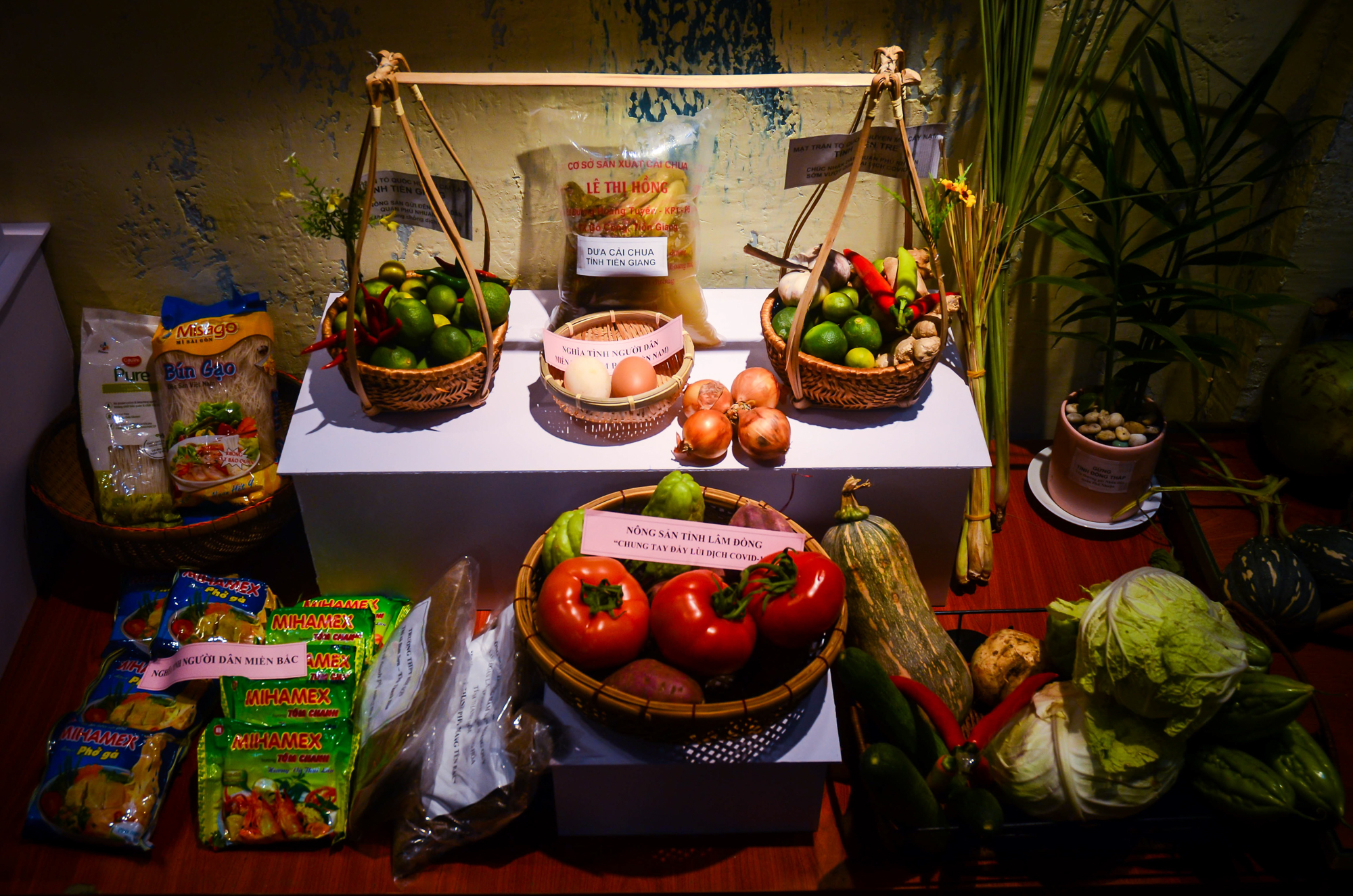 Quán cà phê TP. HCM trở thành nơi lưu giữ hơn 1.500 tư liệu về đại dịch Covid-19 - Ảnh 2.