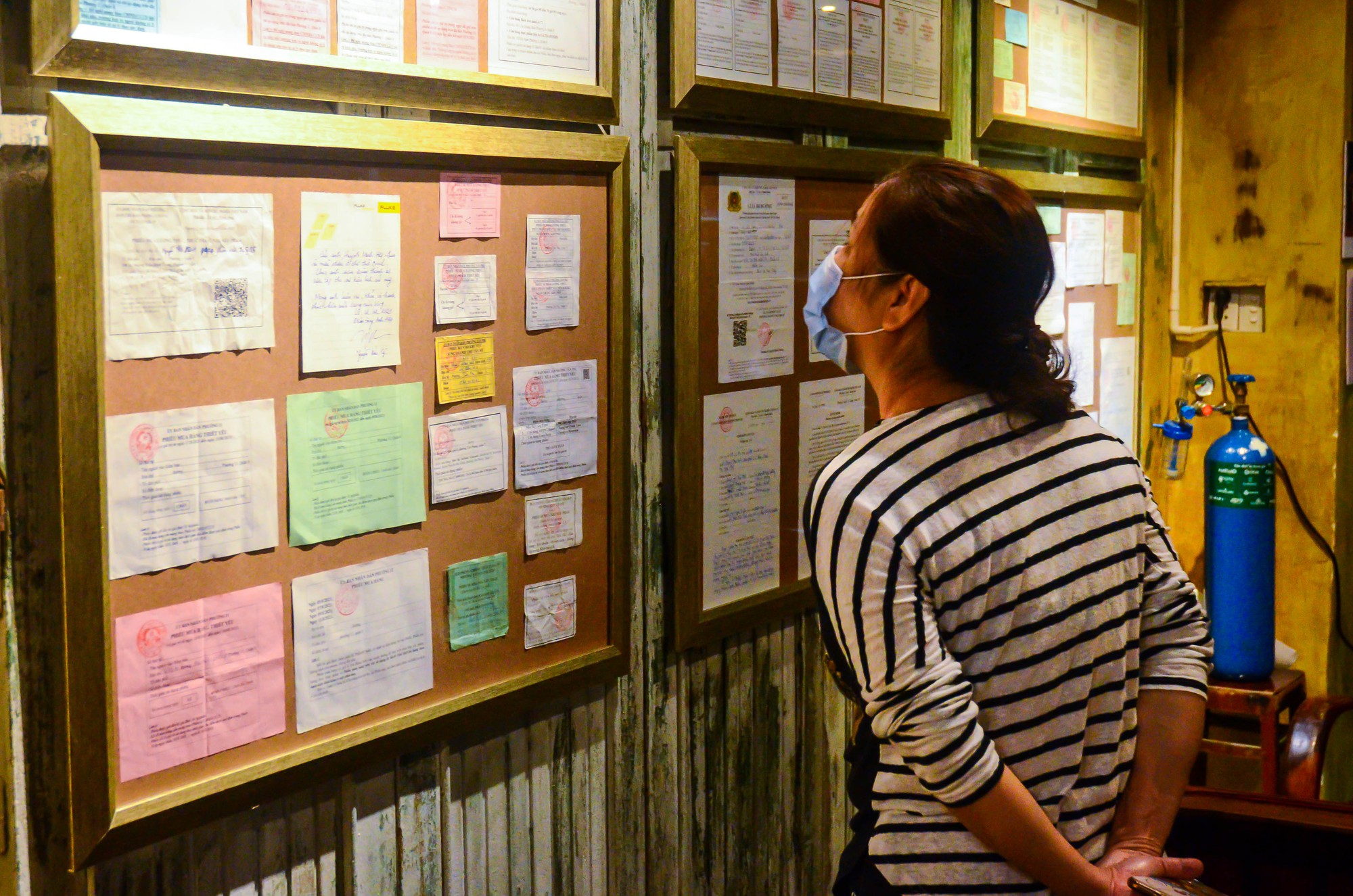 Quán cà phê TP. HCM trở thành nơi lưu giữ hơn 1.500 tư liệu về đại dịch Covid-19 - Ảnh 3.