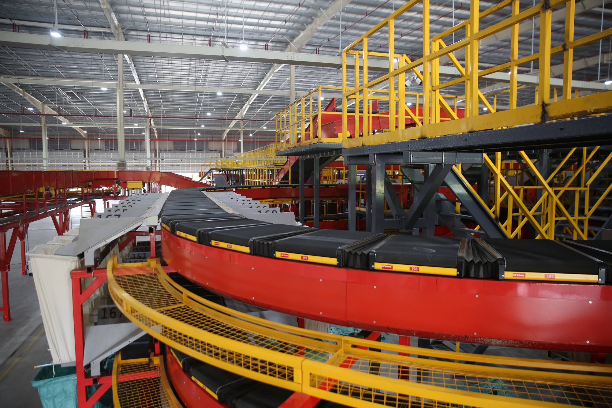 [Inside Factory] Soi trung tâm trung chuyển lớn nhất của J&T Express tại Việt Nam: Quy mô bằng chục trung tâm cộng lại, chỉ cần 30 - 40% nhân lực, xử lý 2 triệu kiện hàng/ngày - Ảnh 5.
