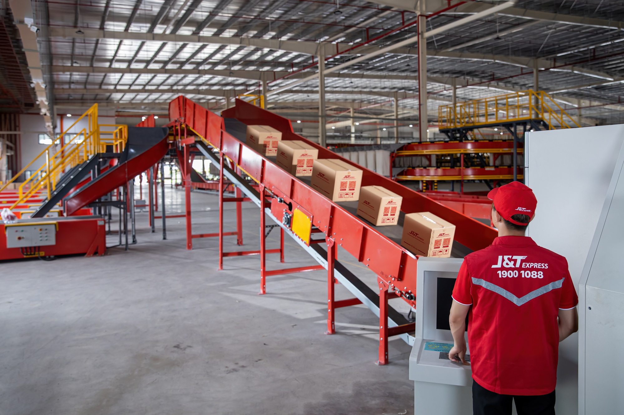 [Inside Factory] Soi trung tâm trung chuyển lớn nhất của J&T Express tại Việt Nam: Quy mô bằng chục trung tâm cộng lại, chỉ cần 30 - 40% nhân lực, xử lý 2 triệu kiện hàng/ngày - Ảnh 7.