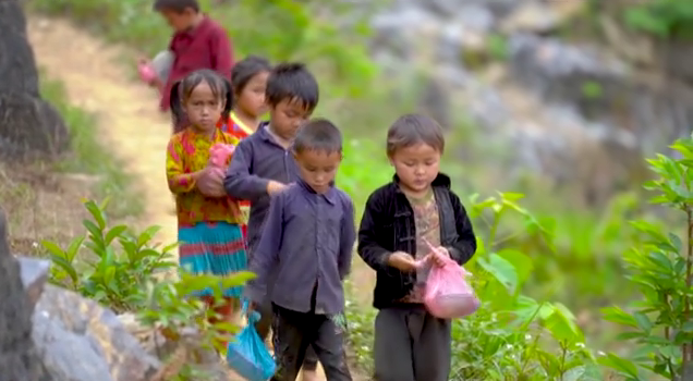 Nhói lòng những bát mì tôm không thức ăn được coi là ‘bữa trưa thịnh soạn’ nhưng ’lâu lâu mới có’ của thầy trò nơi bản Nà Nũng A - Ảnh 1.