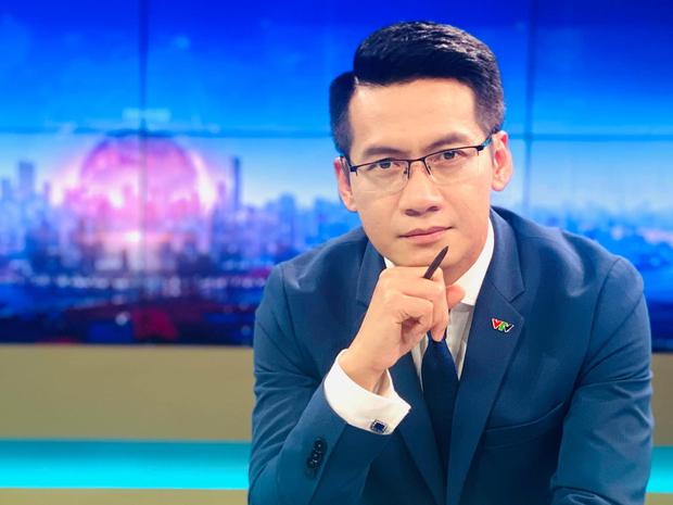 BTV Tuấn Dương Thời sự 19h: Sở hữu 30 giây để đời trên tivi và cuộc hôn nhân kín tiếng với người vợ cùng nghề - Ảnh 1. BTV Tuấn Dương Thời sự 19h: Sở hữu 30 giây để đời trên tivi và cuộc hôn nhân kín tiếng với người vợ cùng nghề - Ảnh 1.