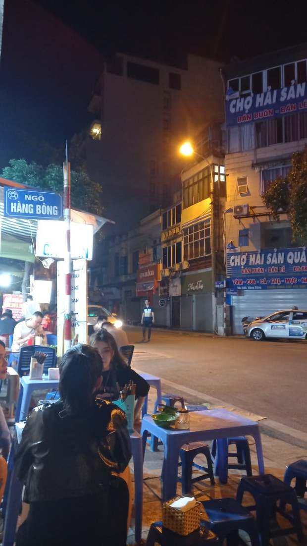 Hà Nội: Xác minh vụ 2 nữ du khách Nga trình báo bị tài xế taxi lấy iPhone ngay giữa khu phố cổ lúc rạng sáng - Ảnh 1. Hà Nội: Xác minh vụ 2 nữ du khách Nga trình báo bị tài xế taxi lấy iPhone ngay giữa khu phố cổ lúc rạng sáng - Ảnh 1.