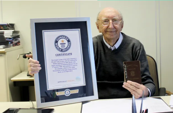 Lời khuyên thấm thía của cụ ông 100 tuổi, lập kỷ lục thế giới vì 84 năm làm việc cho một công ty duy nhất - Ảnh 2.