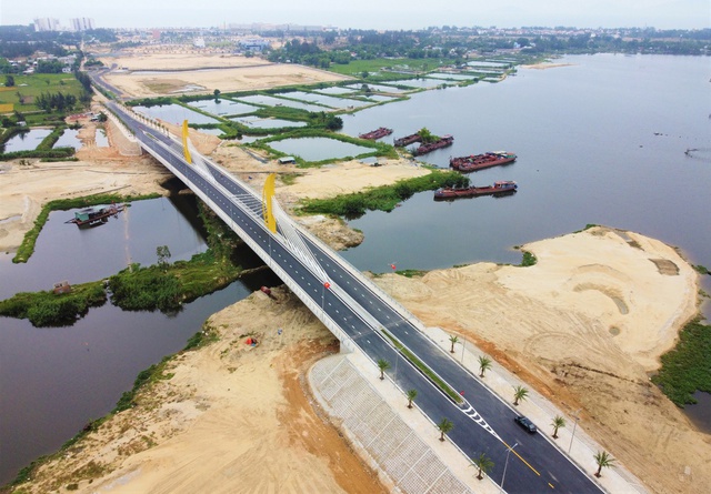 Clip, photo: A close-up of the 315 billion cable-stayed bridge connecting Hoi An to Da Nang has just been opened to traffic - Photo 2.