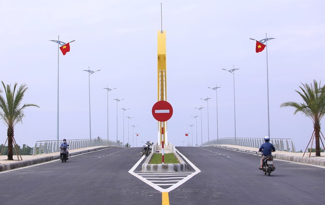 Clip, photo: A close-up of the 315 billion cable-stayed bridge connecting Hoi An and Da Nang has just been opened to traffic - Photo 3.