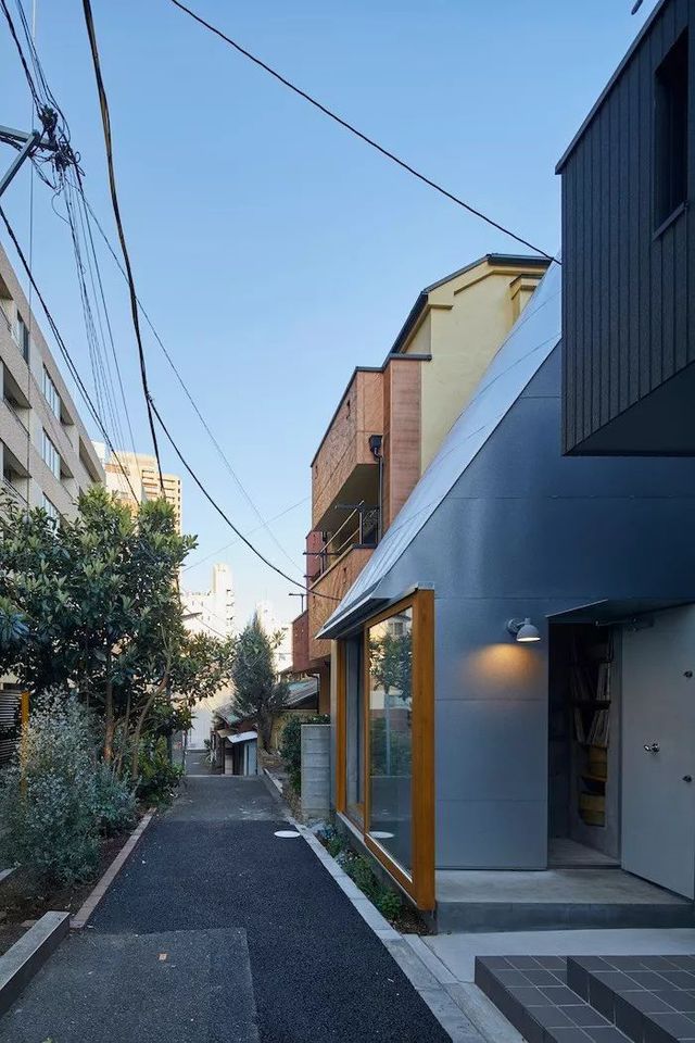 Kiến ​​trúc sư Nhật Bản xây nhà trên khu đất chỉ 20 mét vuông: Thành quả đẹp như bước ra từ cổ tích, nhỏ nhưng đầy đủ tiện nghi - Ảnh 2.