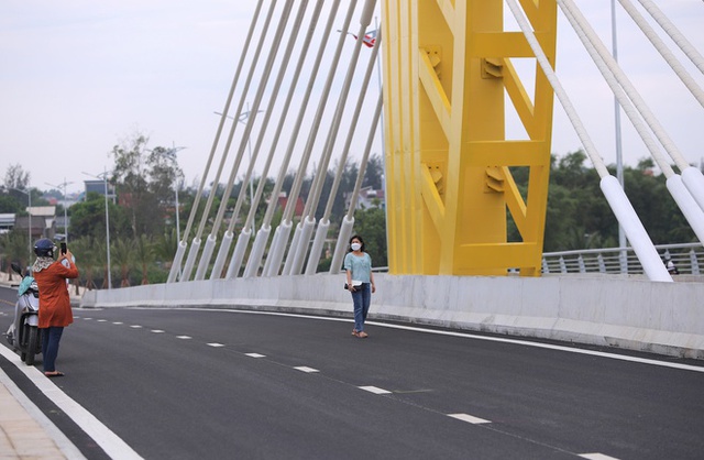 Clip, photo: A close-up of the 315 billion cable-stayed bridge connecting Hoi An and Da Nang has just been opened to traffic - Photo 21.