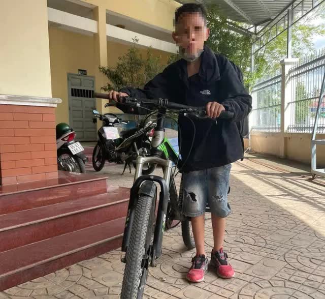 Saigon boy cycling 200km to visit his girlfriend he met online: A warning to parents about the risk of a 13-year-old child - Photo 1.