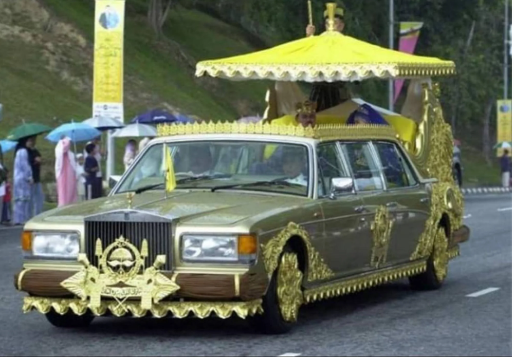Nhìn lại chiếc RollsRoyce Phantom Rồng mạ vàng 35 tỷ làm xe taxi tại Quảng  Ninh  Tạp Chí Siêu Xe