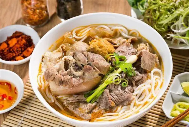  Bún bò Huế có gì đặc biệt mà được Nhật Bản cho vào thực đơn của học sinh? Bác sĩ phân tích - Ảnh 1.