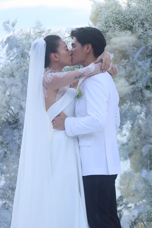 Today's hottest moment: Ngo Thanh Van and Huy Tran burst into tears and gave each other a sweet kiss, the bride was ready to be a mother - Photo 3.