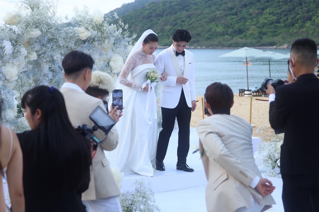 Today's hottest moment: Ngo Thanh Van and Huy Tran burst into tears and exchanged sweet kisses, the bride was ready to be a mother - Photo 6.